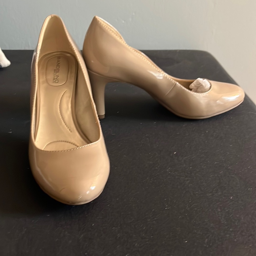 Bandolino B-Flexible Womens Patent Faux Leather 3" Pumps Tan - Size 8M